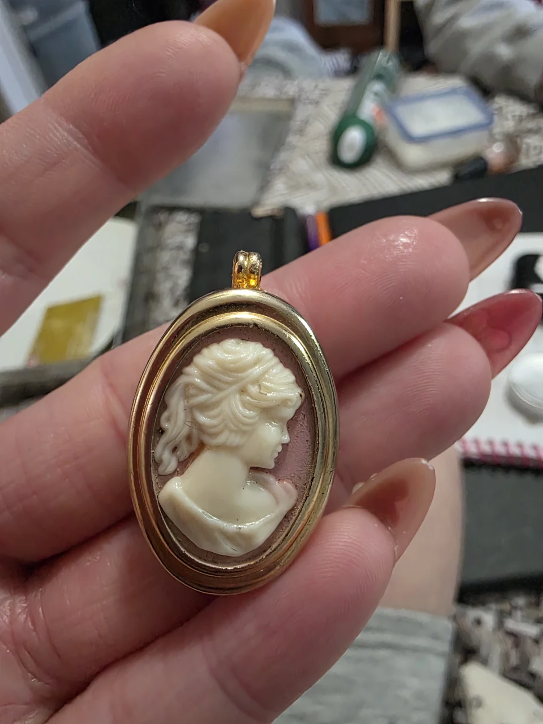 Vintage Gold Tone Quartz Cameo Pendant Watch - photo 2