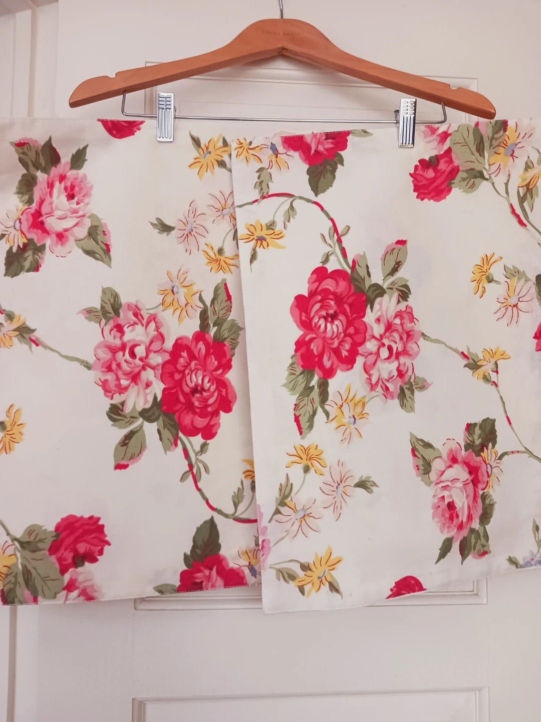 New !!  2 × Beautiful Floral Dinner Placemats