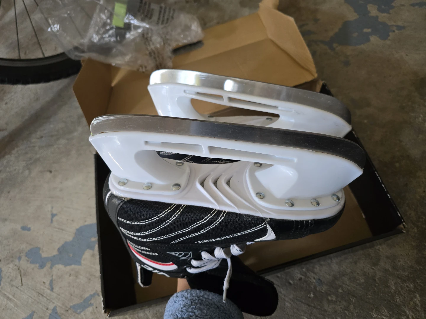 VIC Ice Skates Size J4 - photo 5