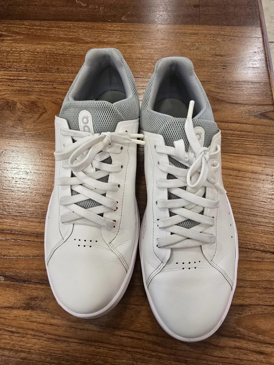 On Running The Roger Advantage Sneakers 10.5 Mens