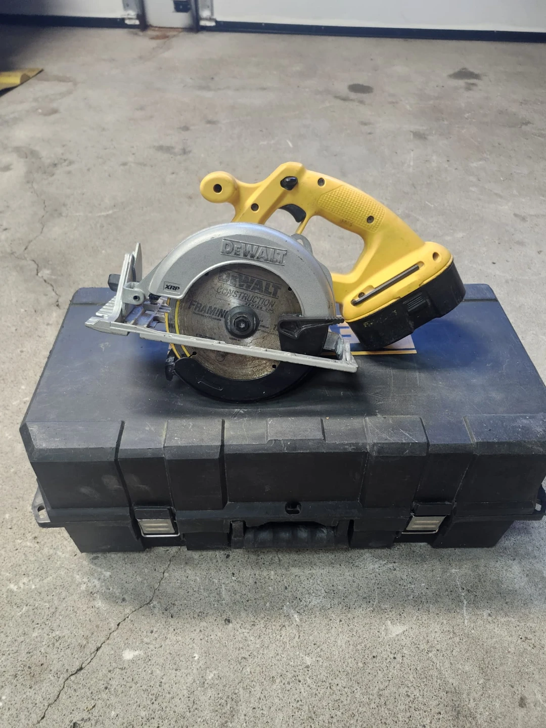 DEWALT 18V Cordless Circular Saw – Complete Kit