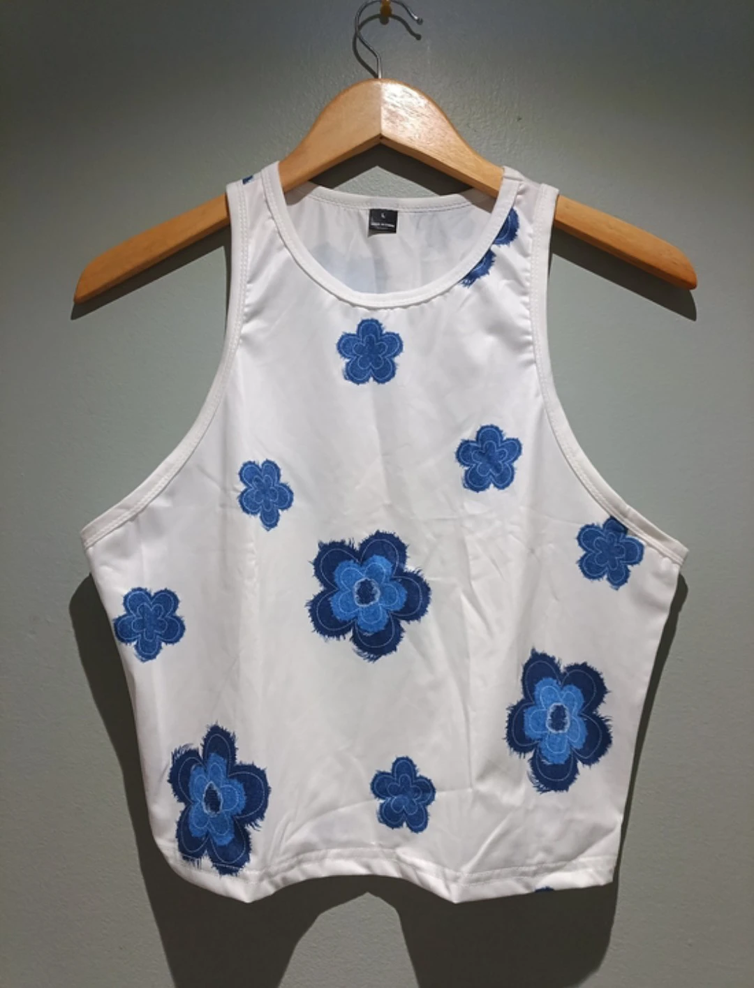 URGENT SALE! Brand New Floral White Top with Blue Sz L - photo 2