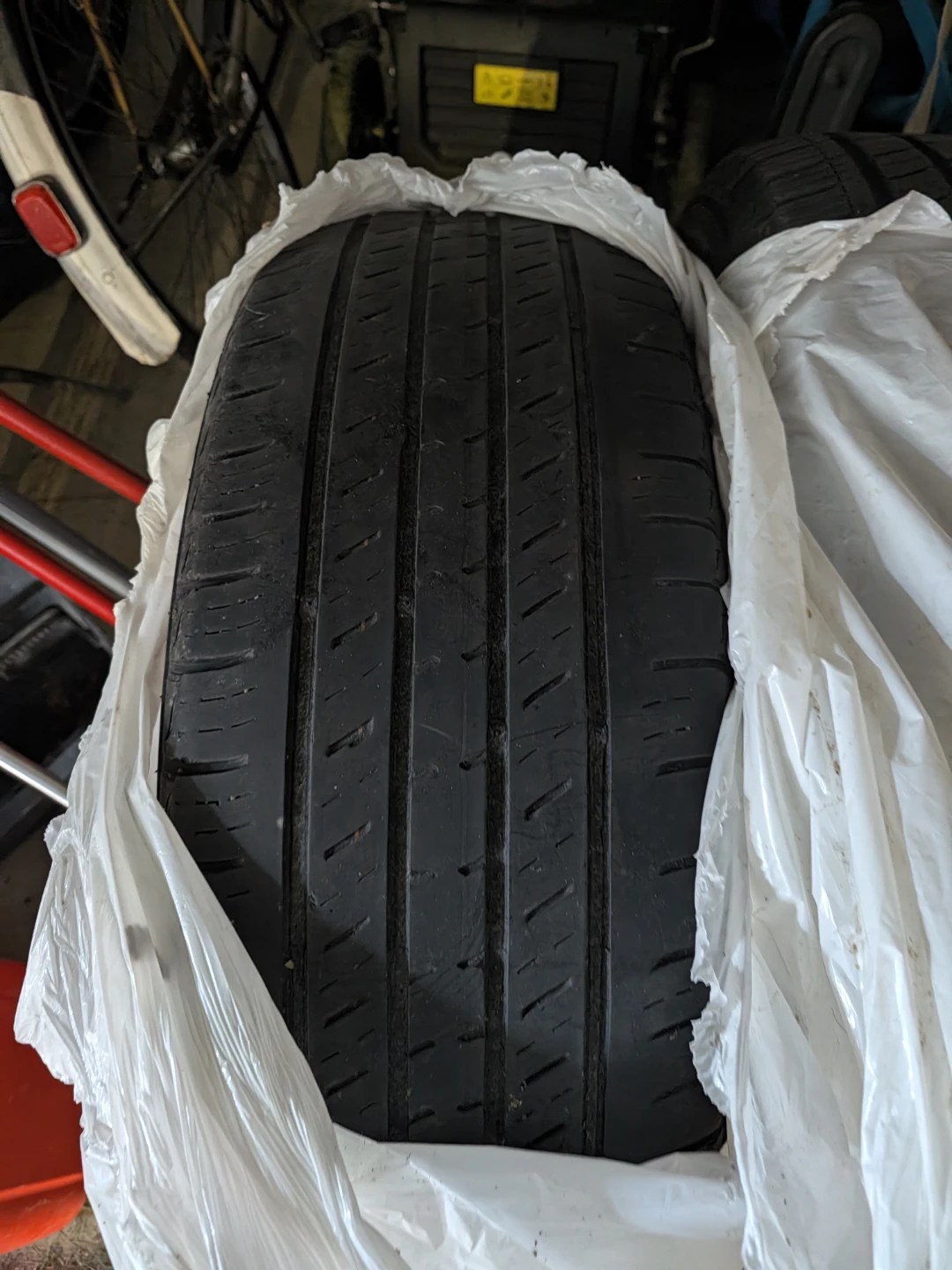 Kumho Crugen 235/65R17 104H Tire - photo 2