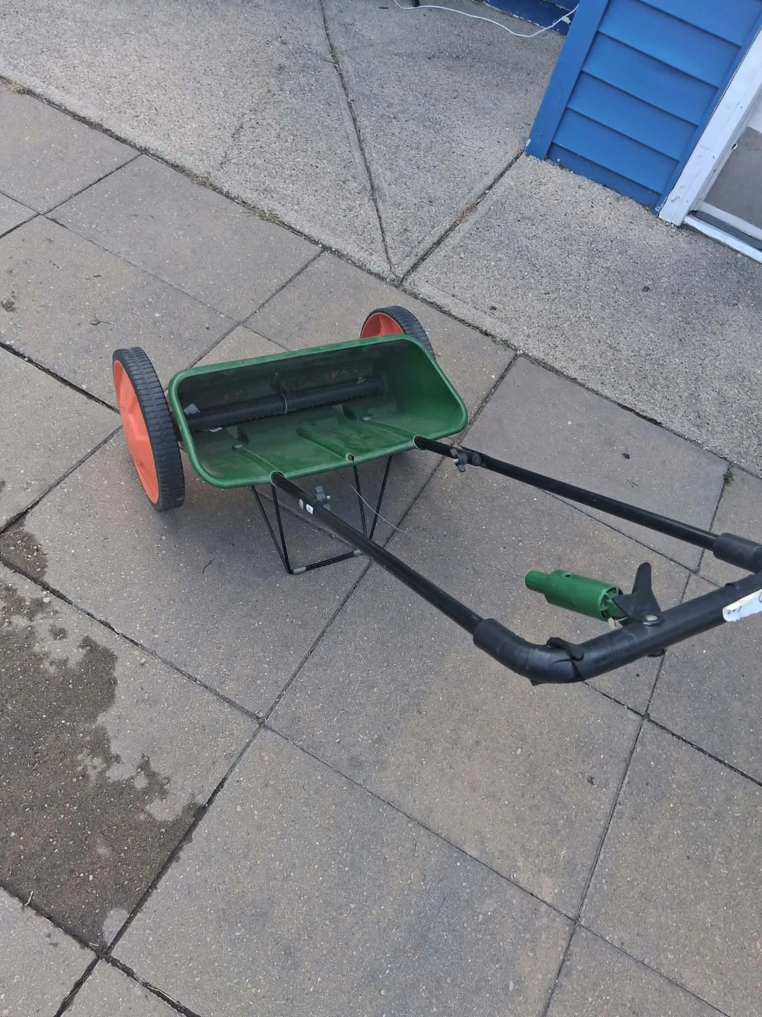 Scotts EvenGreen Lawn Spreader - photo 2