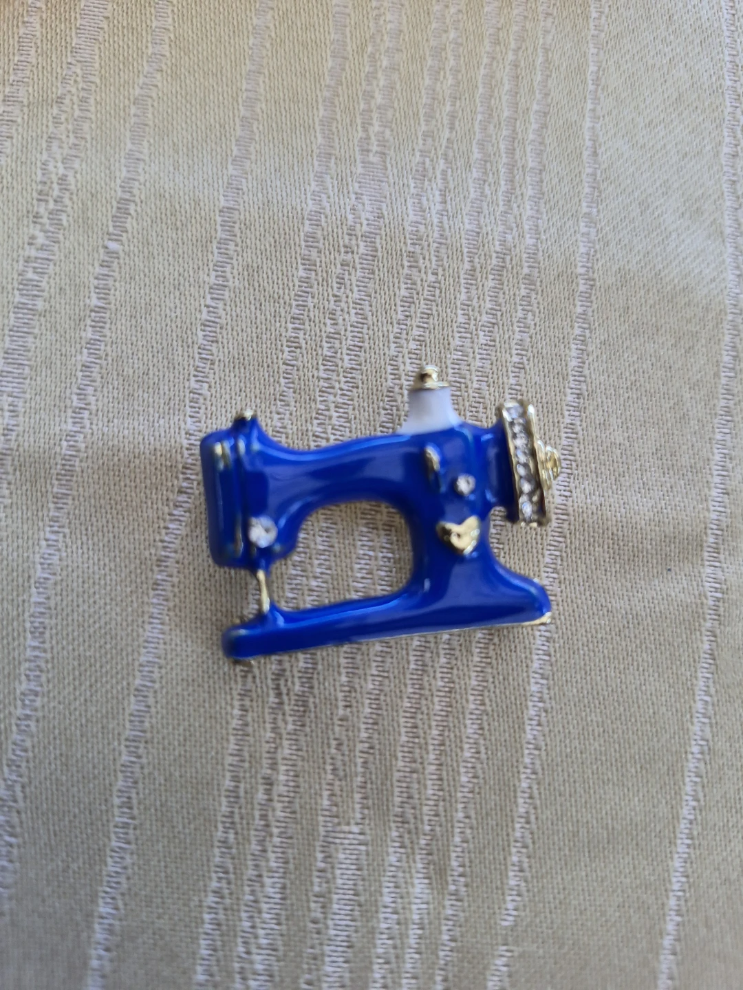 Beautiful 1 1/2"  Sewing Machine Fashion Brooch