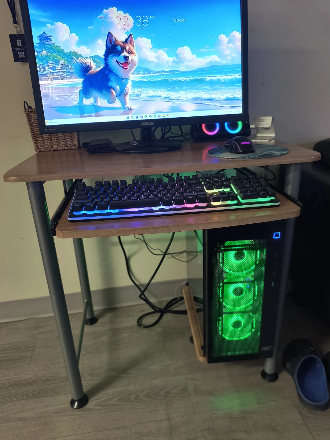 Laptop desk small like new with power connectors and usb