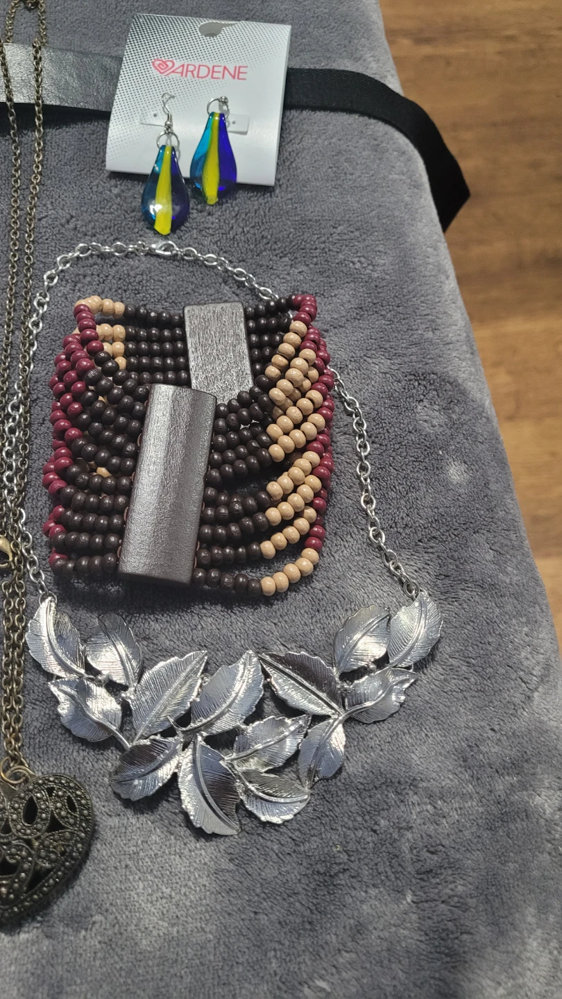 COSTUME JEWELRY GREAT FOR HALLOWEEN!!