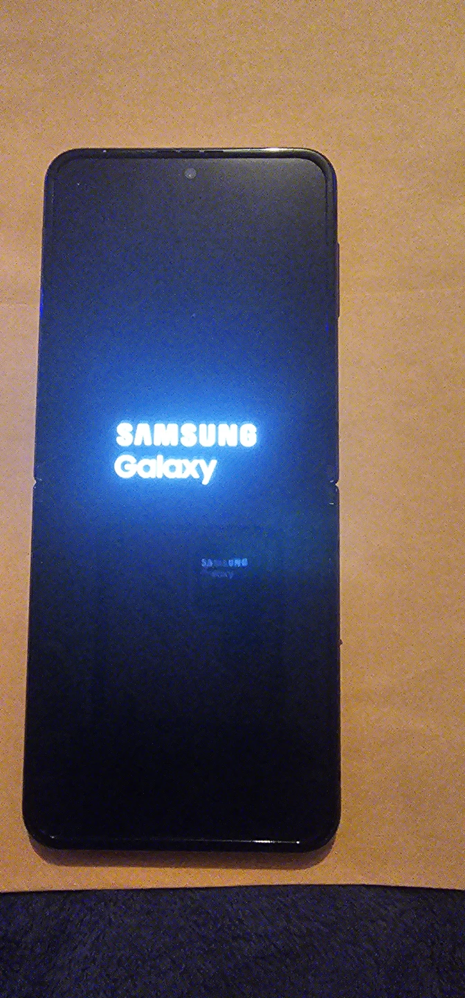 Samsung Galaxy Z Flip4 - photo 2