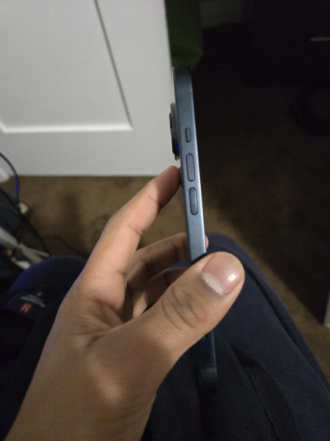 Apple iPhone 13 Midnight locked - photo 3