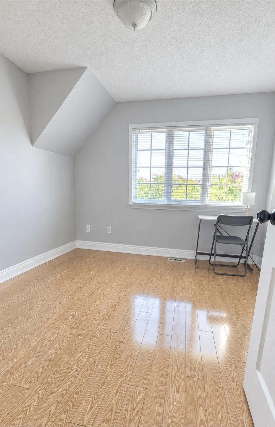 Private room for rent in Churchill Meadows - photo 4