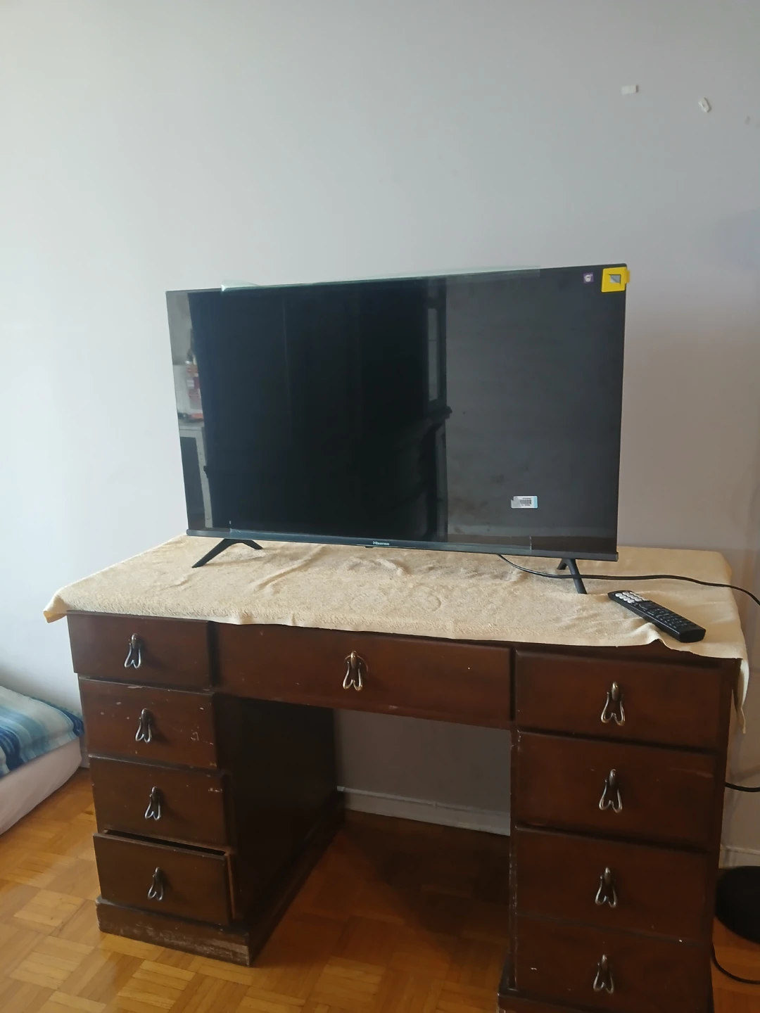 Hisense Smart TV including table