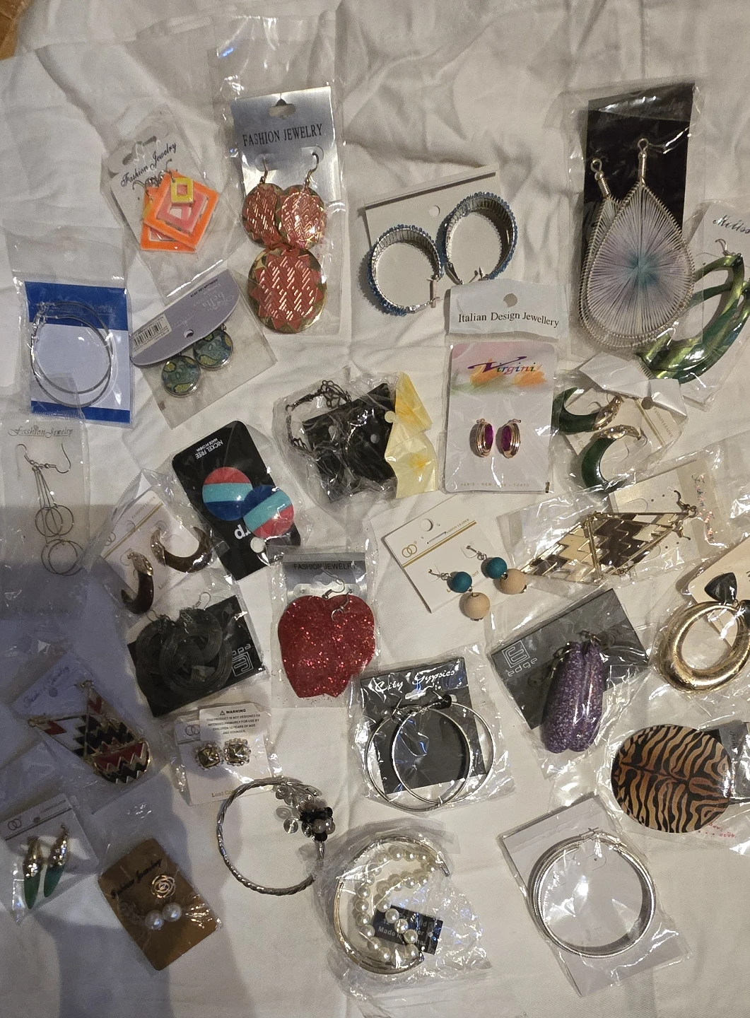 $10 ALL NEWLarge assortment of fashion jewellery and earrings - photo 2