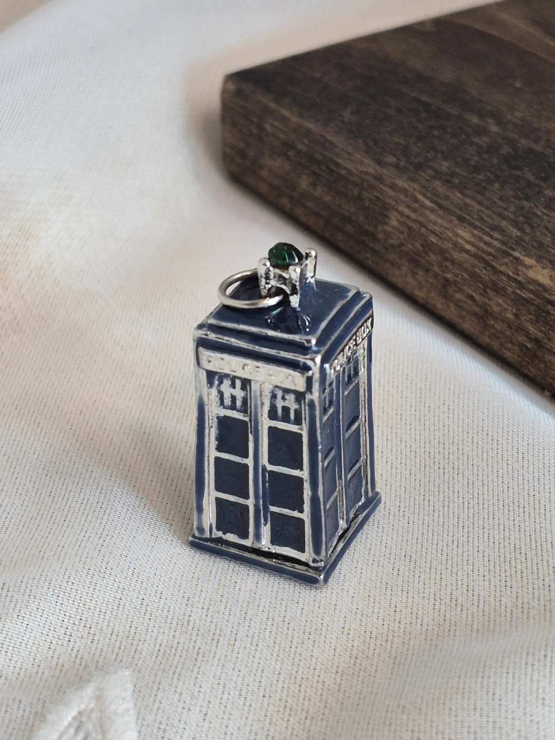 Doctor Who 3D Tardis Police Box Pendant with Green Crystal Gem - photo 4
