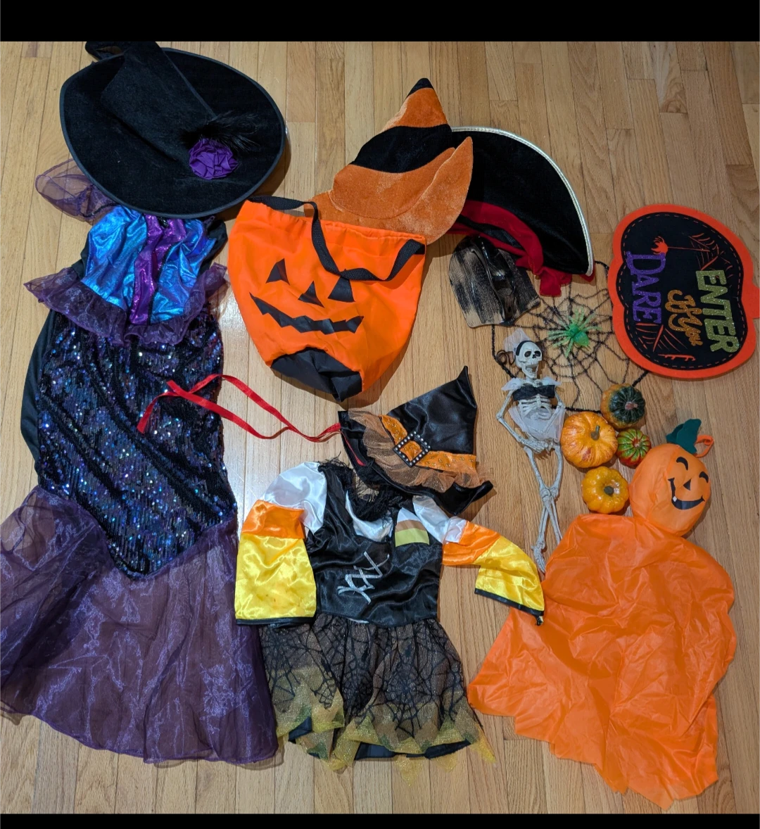 16 pieces: Halloween Costume and Decor Collection