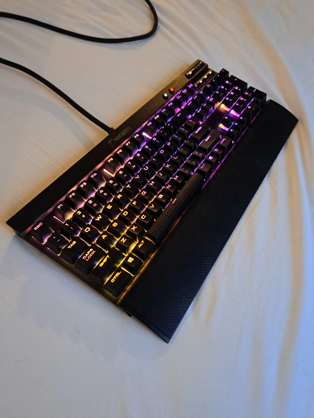 Corsair K70 LUX RGB Gaming Keyboard - photo 3