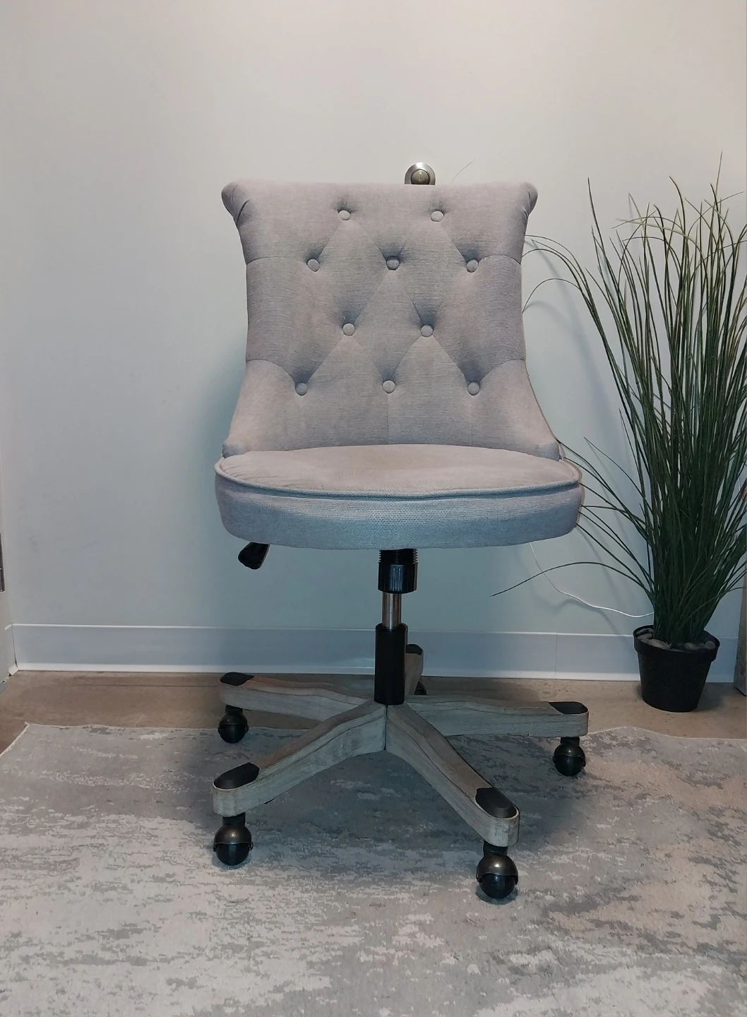 Light Gray Tufted Swivel Chair – Great Condition - photo 2