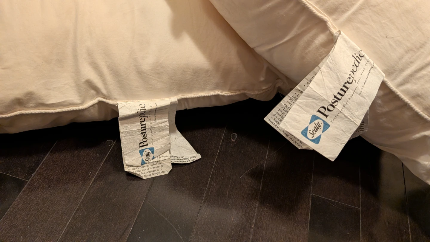 Two Sealy Posturepedic Pillows w/ Cases - photo 4