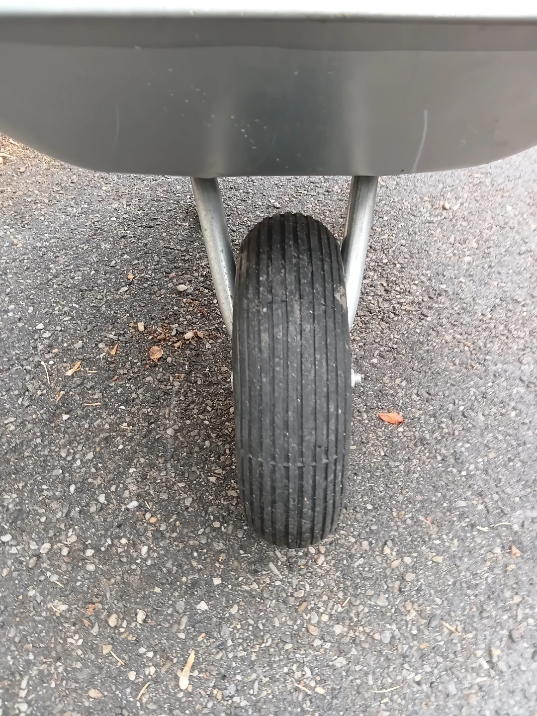Sturdy Compact Metal Wheelbarrow - photo 3