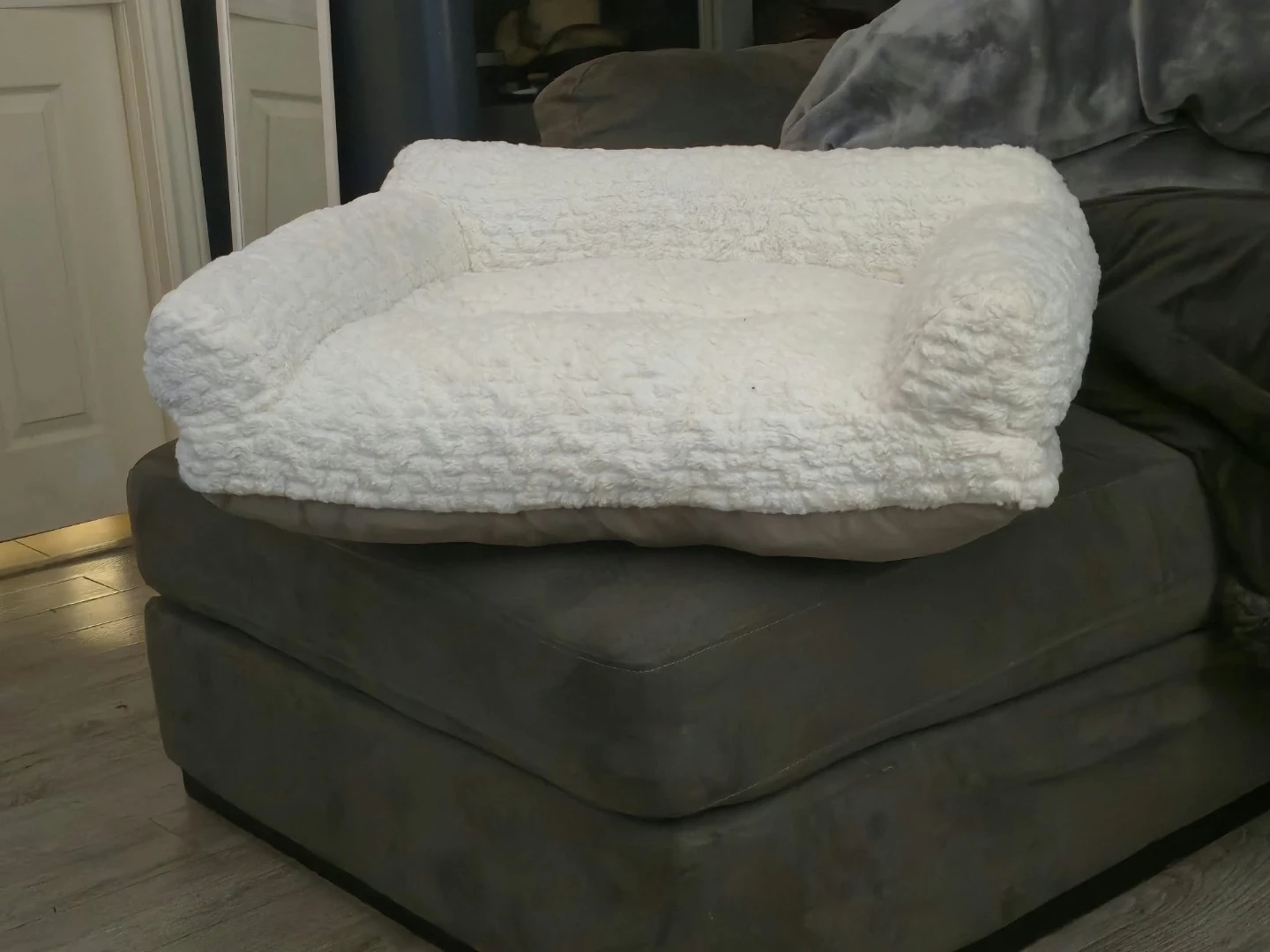 White Plush Pet Bed - photo 2
