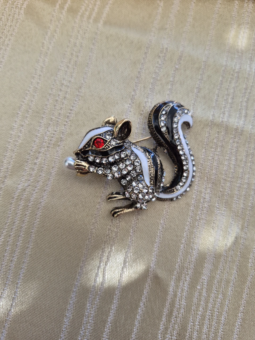 Beautiful 2" Squarel Chipmunk Fashion Brooch
