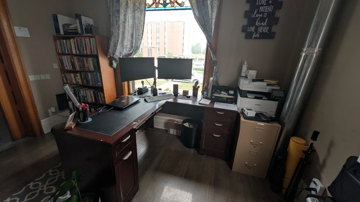 Desk - photo 3