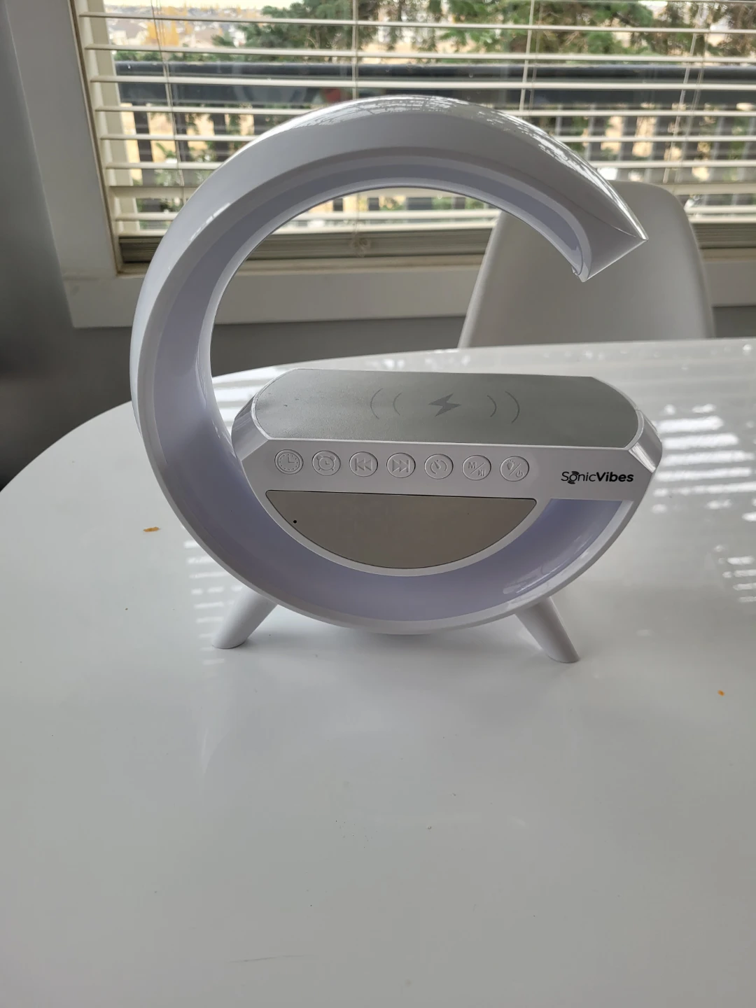 SonicVibes G-Shape Lamp with Wireless Charger - photo 4
