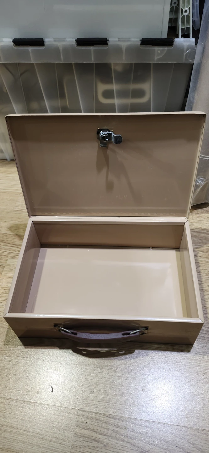 Metal cash box with keys. Price firm final $10 - photo 4
