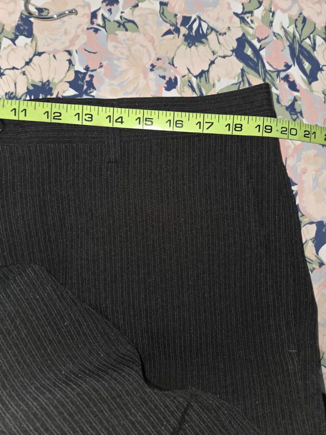 Kenneth Cole Reaction Trousers w/ Pin-Stripes in a Men's 38X30 - photo 4