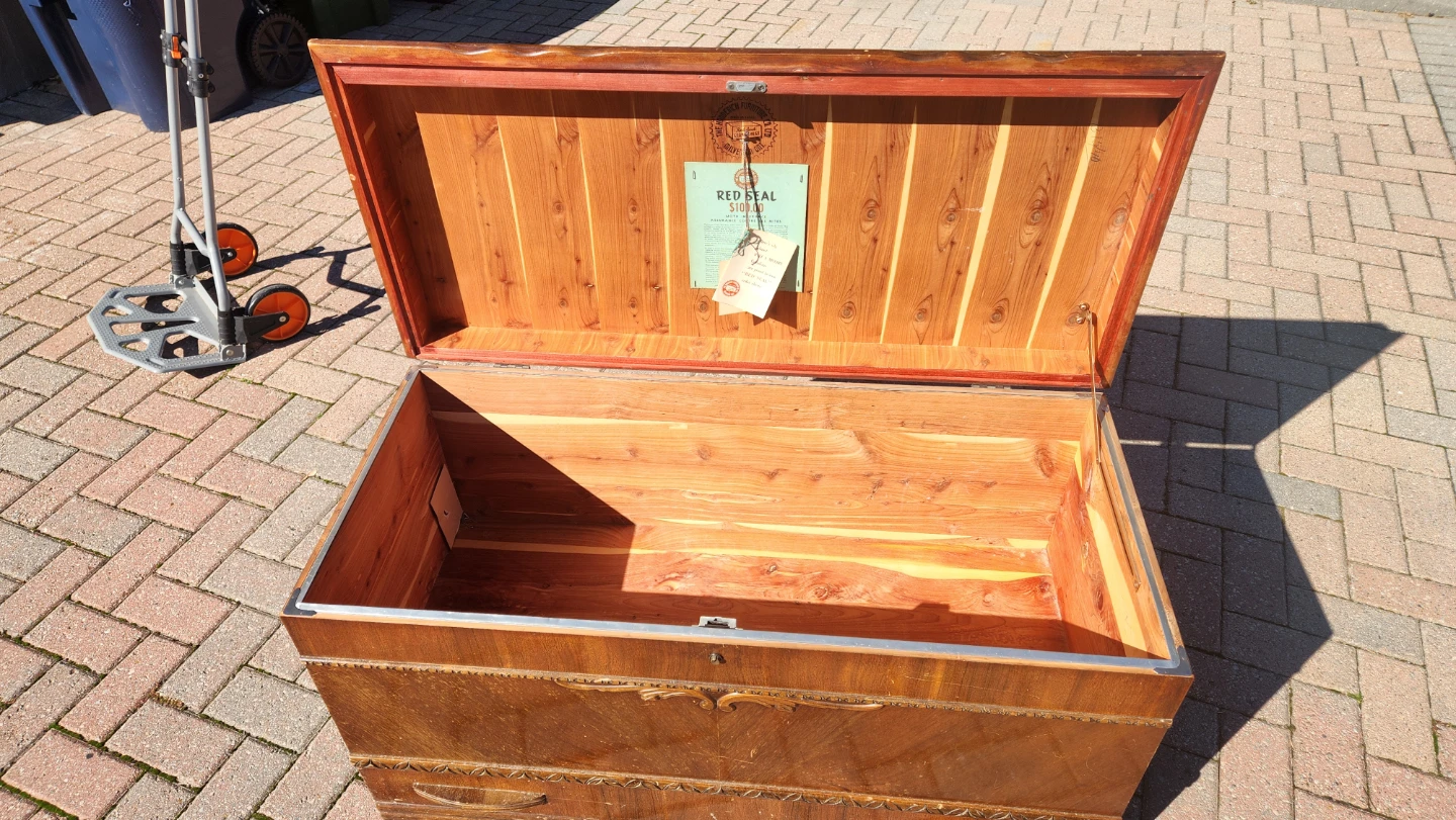 Honderich Furniture Co. Cedar Chest - photo 2