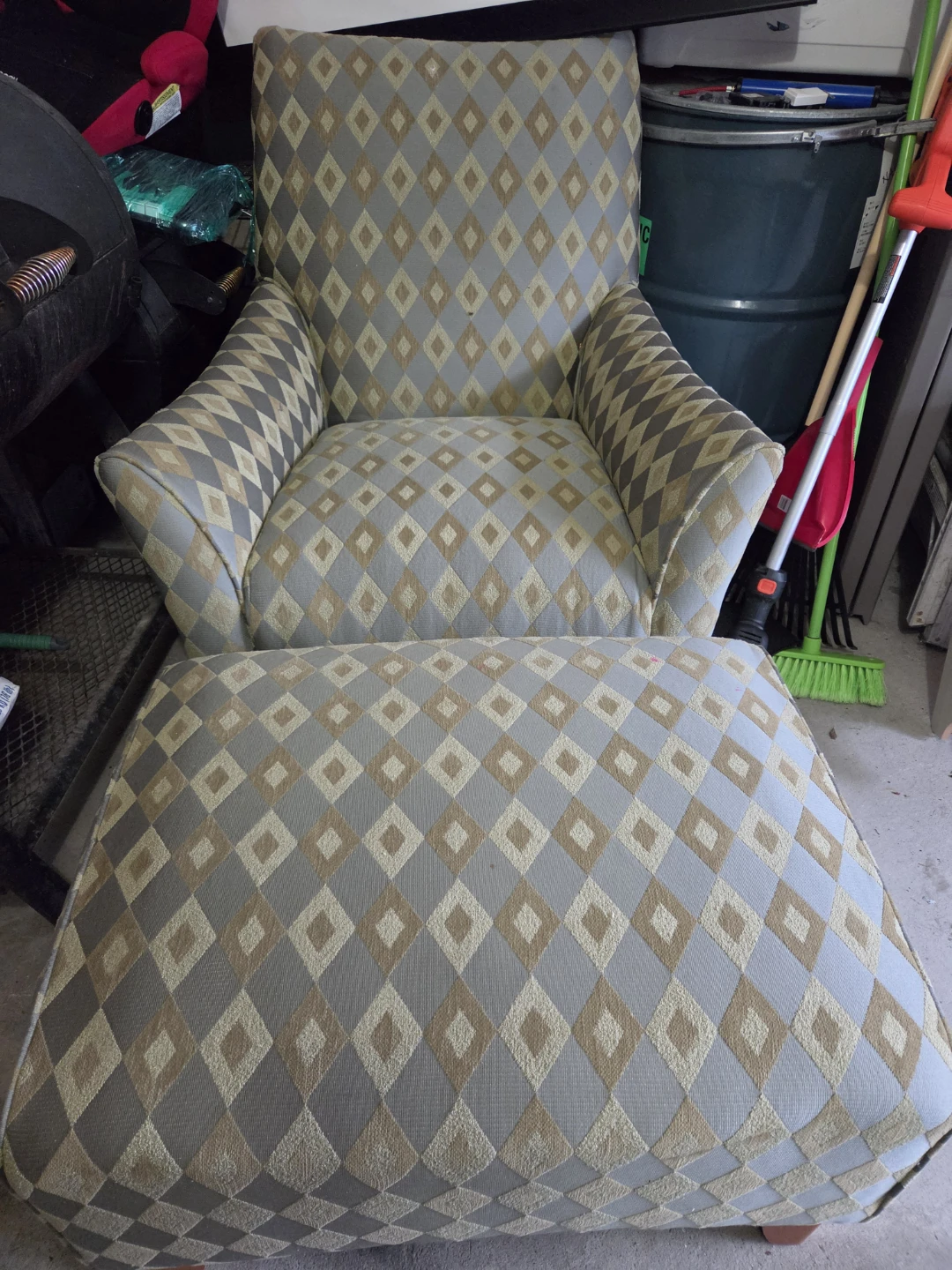 Armchair with Matching Ottoman - photo 2