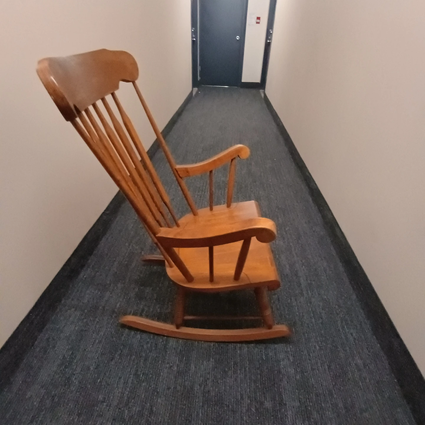 Classic wooden rocking chair - photo 3