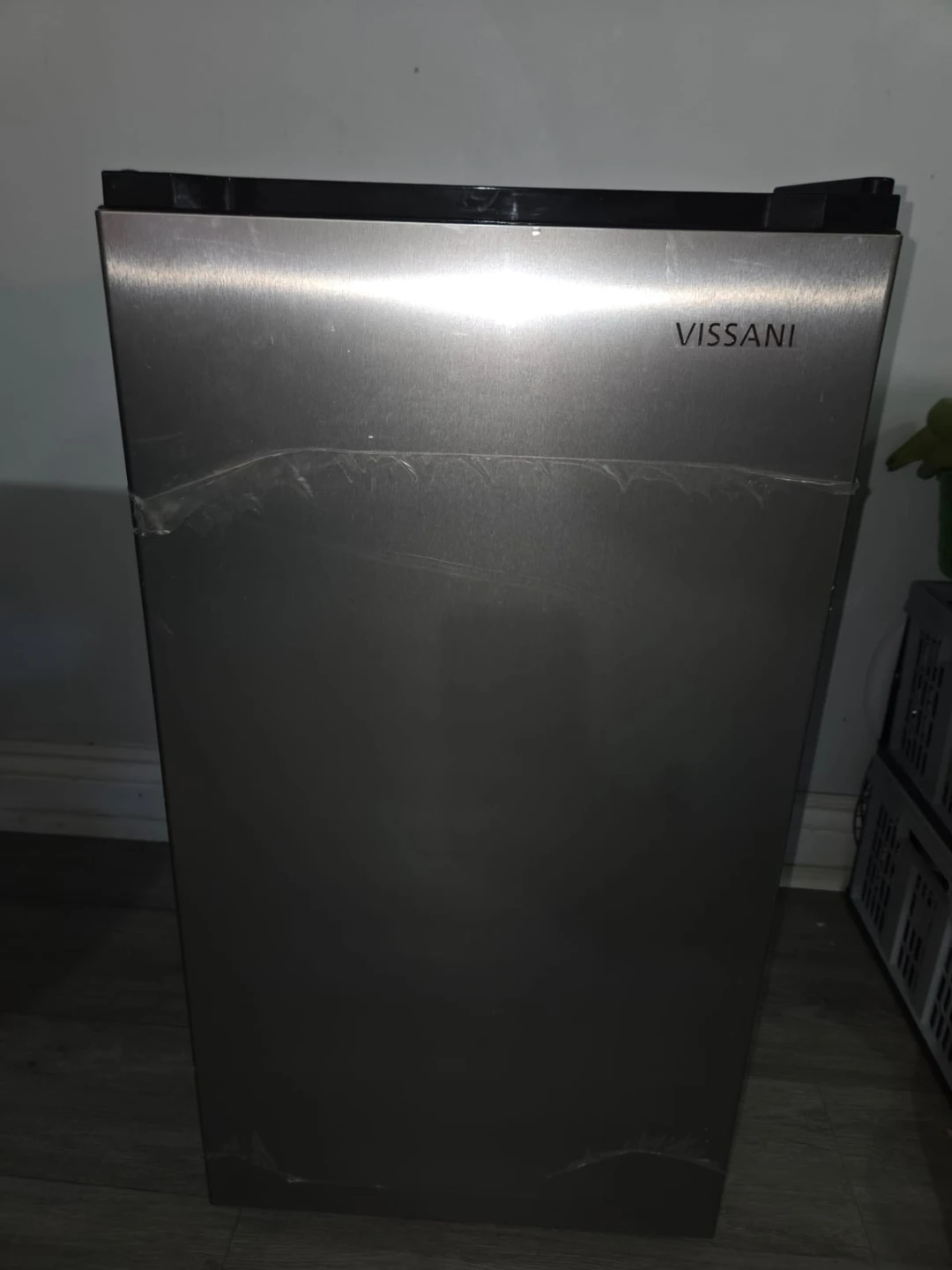 Vissani Compact Refrigerator