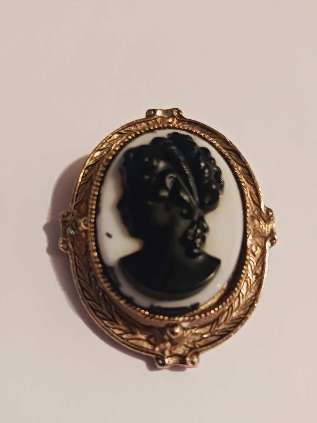 Beautiful Vintage Black & White Cameo Brooch - photo 3