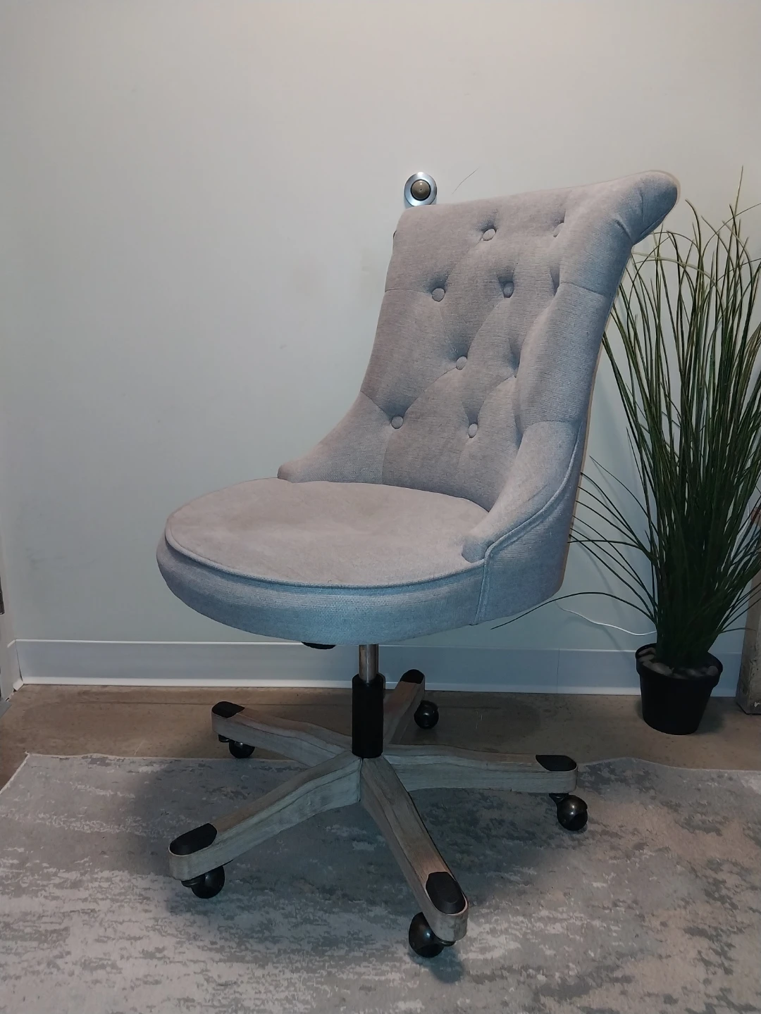 Grey Tufted Desk Chair – Excellent Condition - photo 5