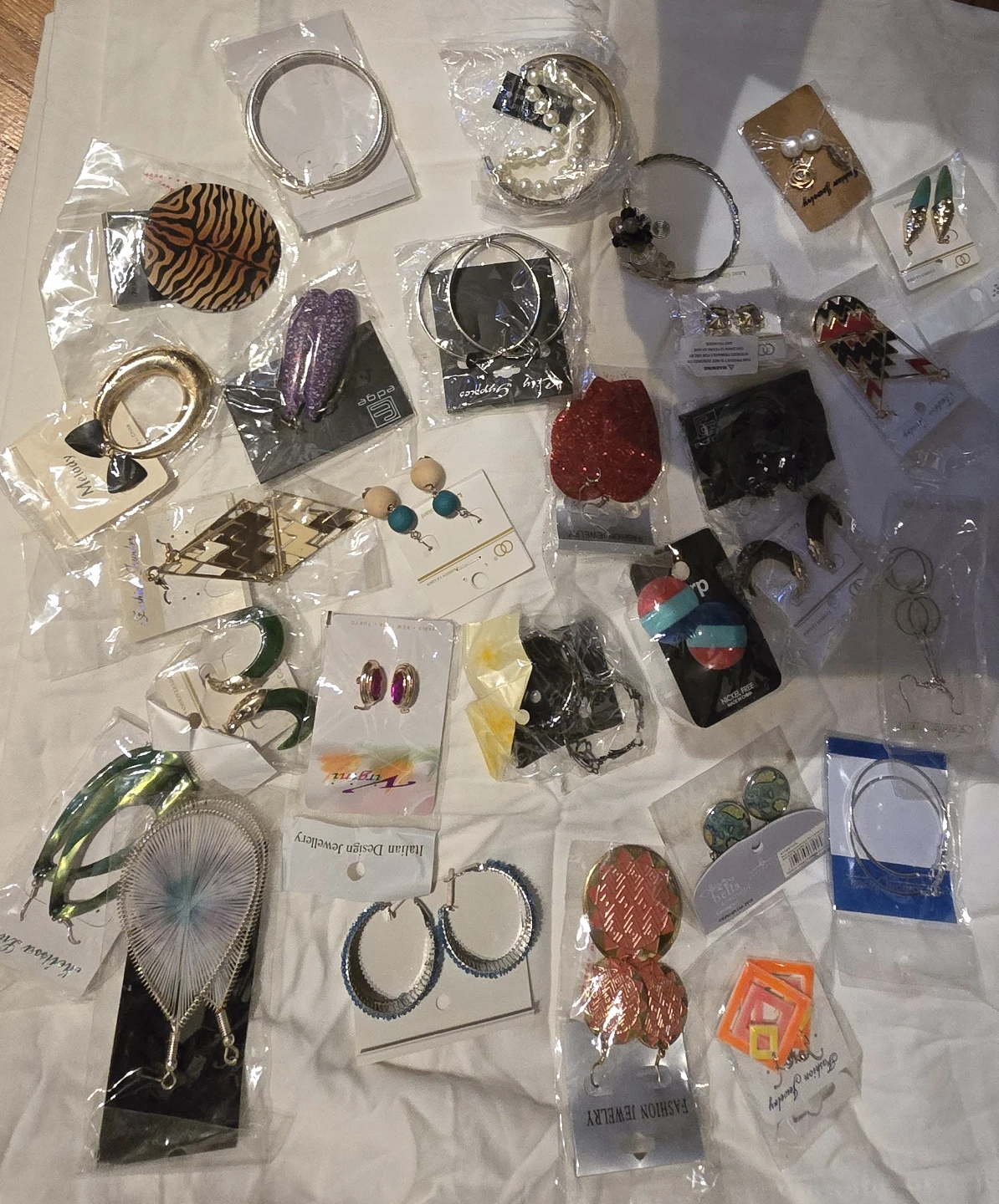 $10 ALL NEWLarge assortment of fashion jewellery and earrings - photo 4