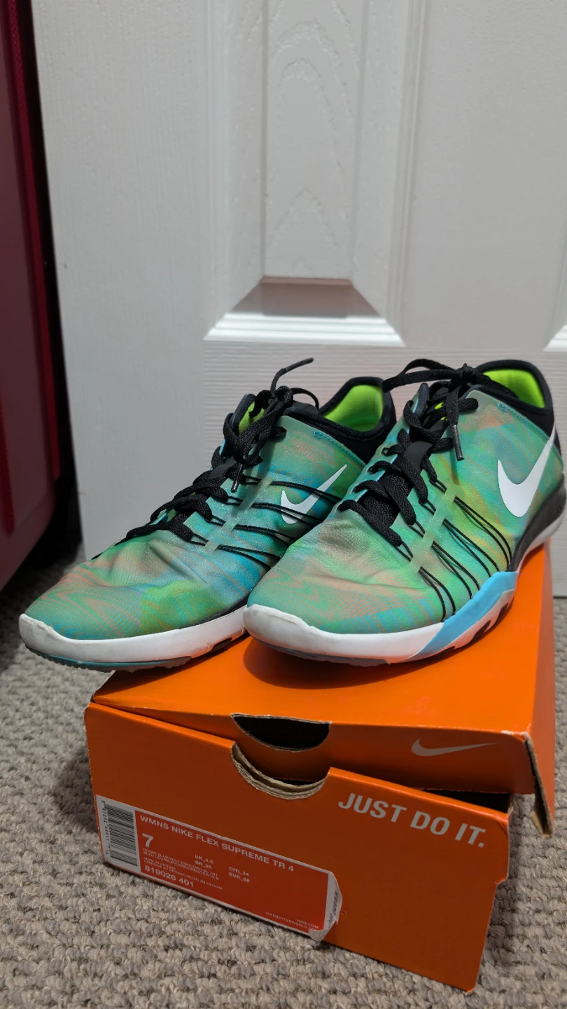 Women's Nike Flex Supreme Sneakers Size 7