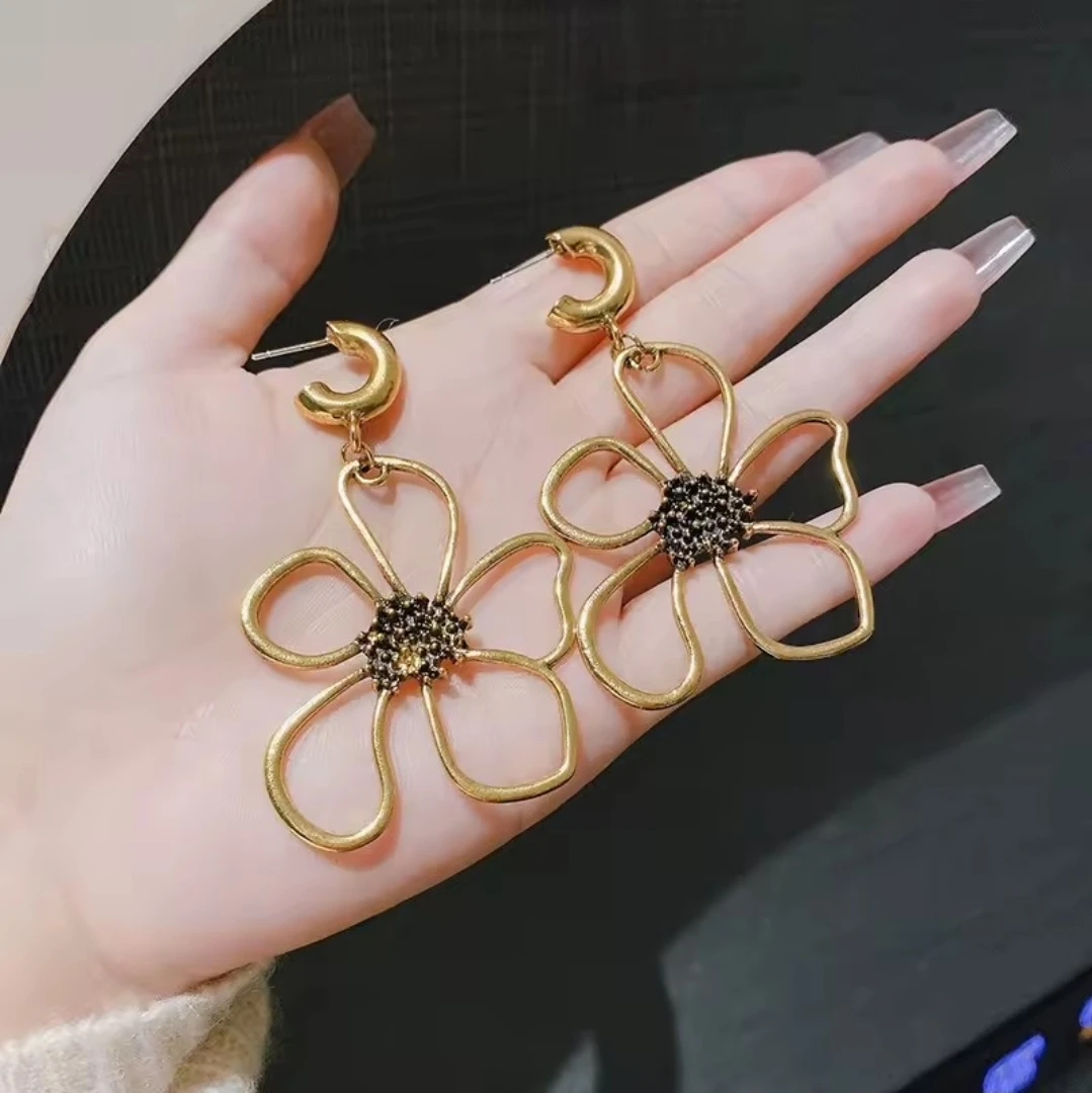 Big golden-tone flower earrings - photo 2