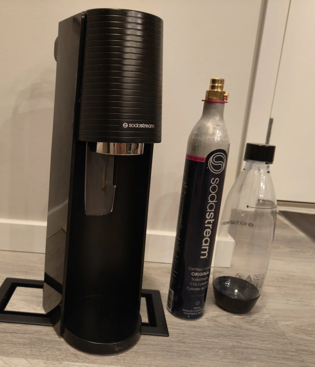 Soda Maker with CO2 Cylinder & Bottle - Excellent Condition