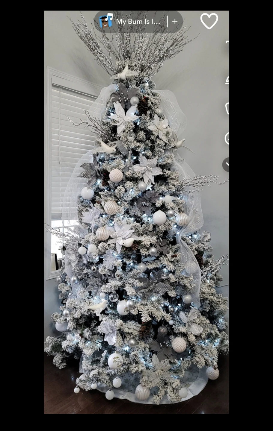 9ft Pre-lit Flocked Christmas Tree - photo 2