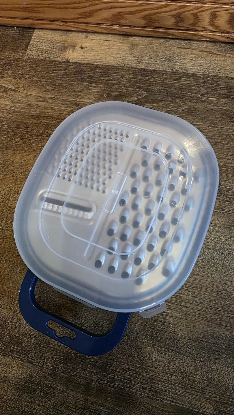 Kitchen grater with storage container - photo 2