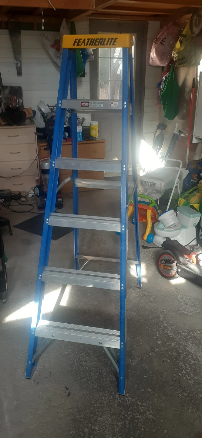 Lught weight 6-Foot Fibreglass Step Ladder - photo 5