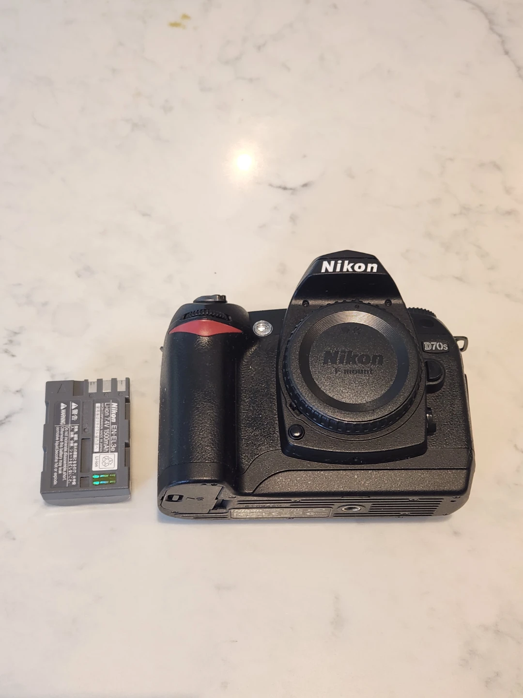 Nikon D70s - like new + battery and body cap