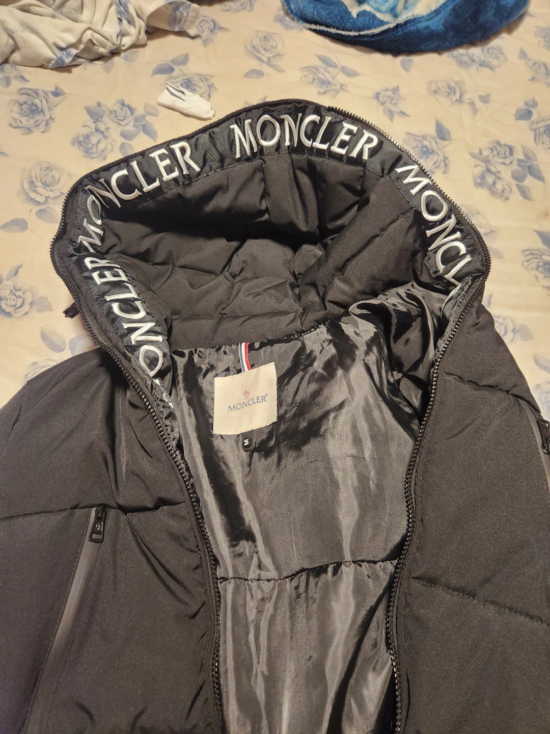 Moncler Puffer Jacket medium fits like small but in-between