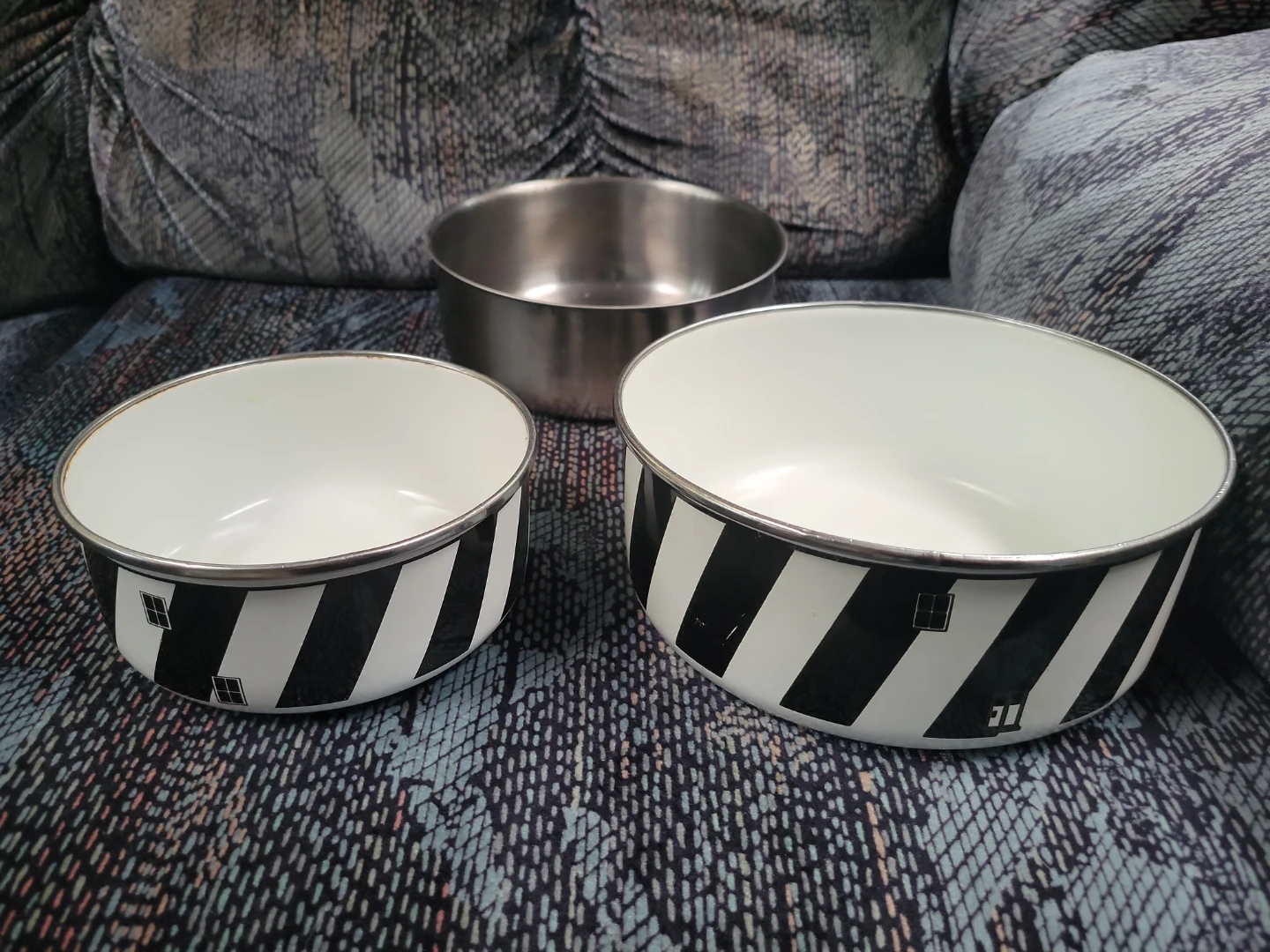 Enamel mixing bowls