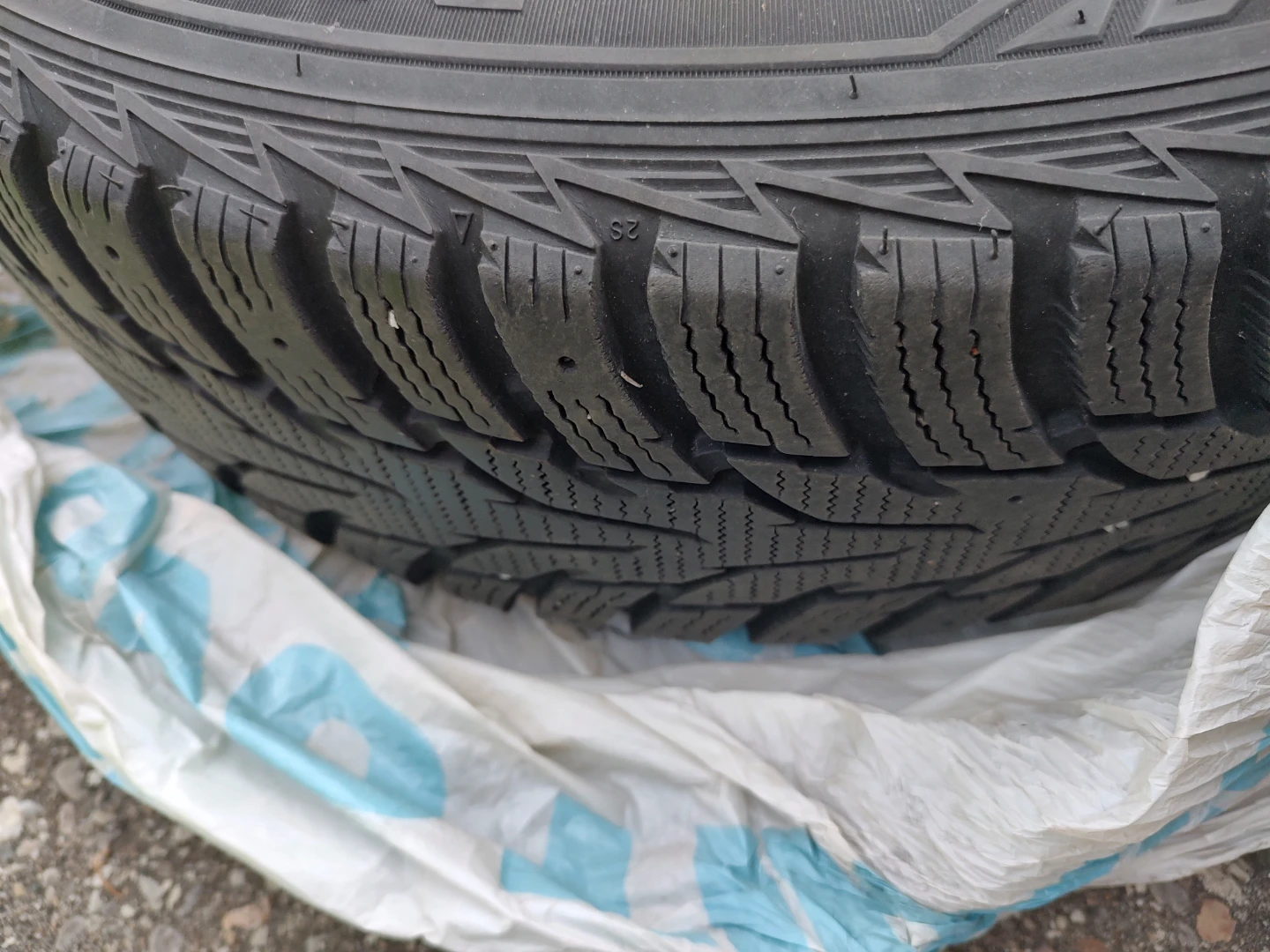 Nexen 185/70R14 Winter Tires with Rims - photo 3