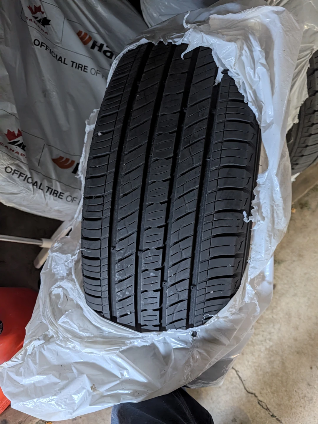 Kumho Crugen 235/65R17 104H Tire - photo 3
