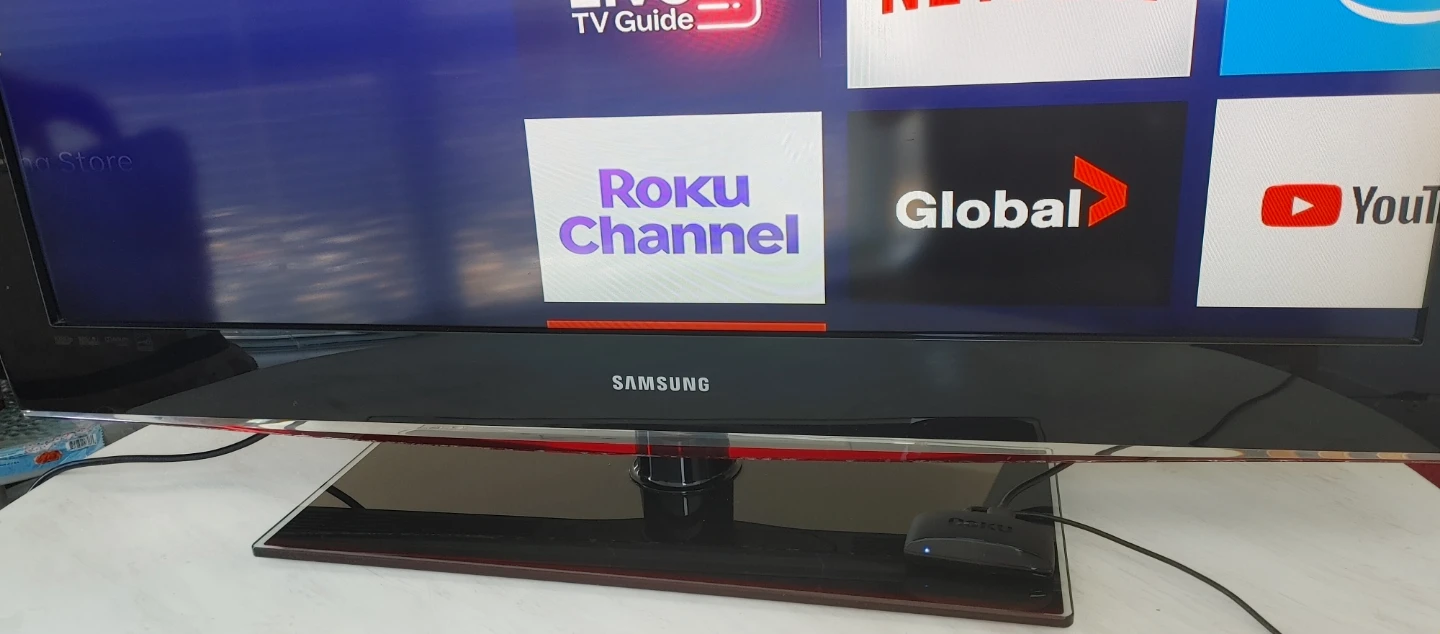 Samsung 40-inch LCD TV with Roku streaming device - photo 2