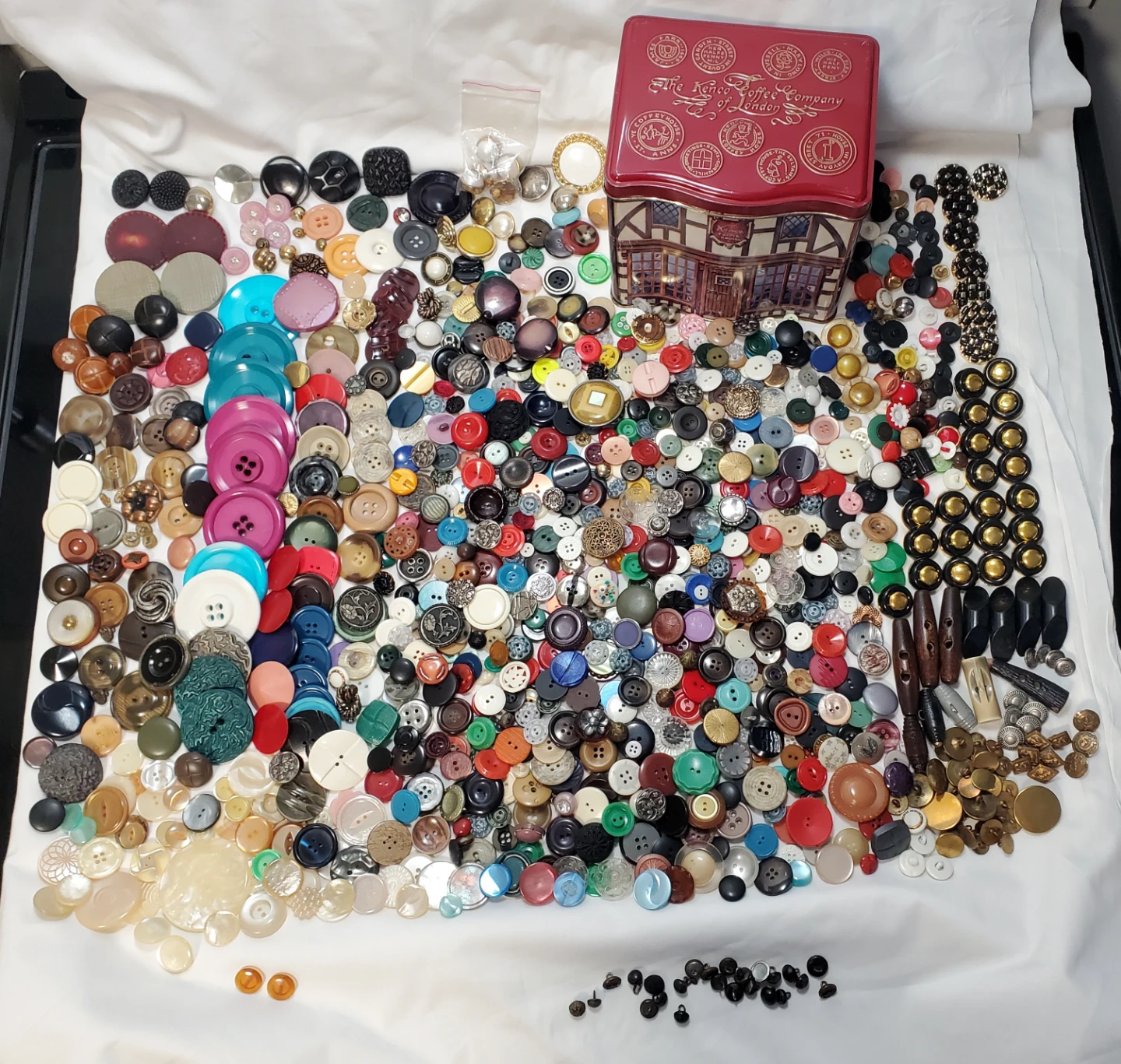 Grandma's Buttons in a Vintage Tin - photo 4