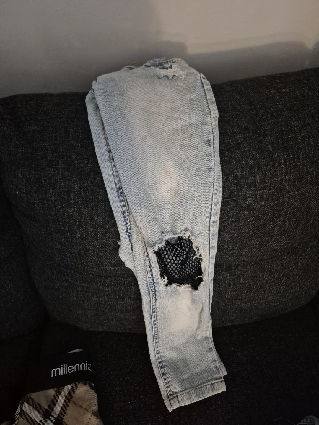 Light wash jeans with distressed details - photo 3