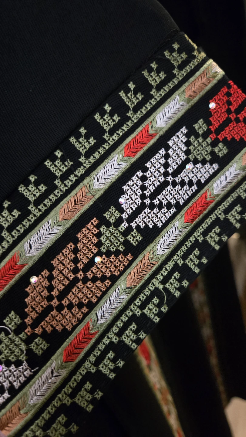 Embroidered Black Maxi thobe - photo 3